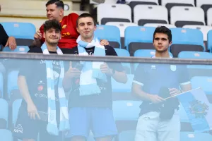 Με κασκόλ και σημαίες!