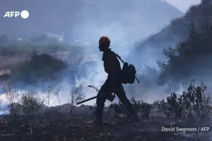 (Φώτο/βίντεο) Δασική πυρκαγιά έχει κάψει πάνω από 48.000 στρέμματα στην Καλιφόρνια