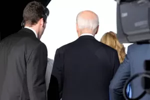Το αδιέξοδο με τον Μπάιντεν, τα υπαρκτά, τα ανύπαρκτα και τα τρελά σενάρια διαδοχής