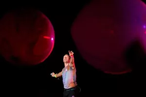 Λαοθάλασσα στο ΟΑΚΑ για την συναυλία των Coldplay: Φαντασμαγορικό θέαμα για τους 60.000 θεατές