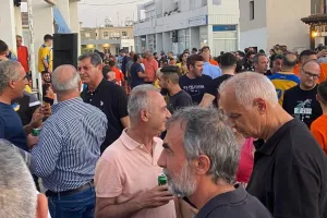 ΑΠΟΕΛ/ Το τρόπαιο... στην Κοκκινοτριμιθιά! (Φώτος)