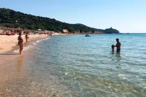 Πρόστιμο 1.800 ευρώ σε influencer - Επισκέφθηκε απαγορευμένη παραλία στη Σαρδηνία για τα likes