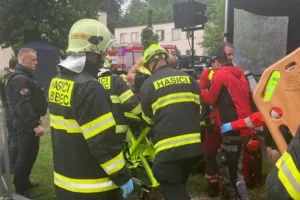 Τσεχία: Κεραυνός χτύπησε δέντρο σε πάρκο, τραυματίζοντας 18 ανθρώπους