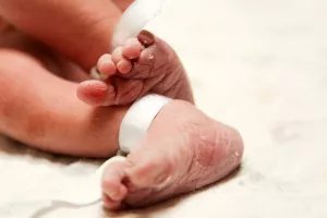Ζευγάρι στη Βρετανία έχει γεννήσει και εγκαταλείψει τρία παιδιά μέσα σε επτά χρόνια