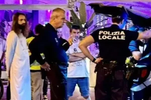 Σάλος στην Ιταλία για τον γαμπρό που έκανε μπάτσελορ ντυμένος Χριστός