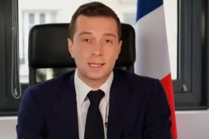 Με τις γυναίκες ψηφοφόρους «φλερτάρει» ο Μπαρντελά στη Γαλλία - «Είστε και θα παραμείνετε ελεύθερες»