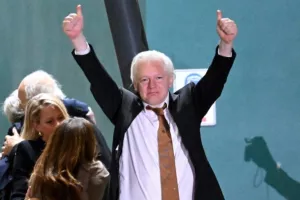 Ασάνζ: Πέρασε την πρώτη του νύxτα ως ελεύθερος έπειτα από 14 χρόνια