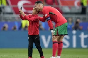 (BINTEO) Παιδάκι έκανε "ντου" για μία selfie με Ρονάλντο!