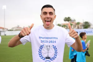 Ανανέωσε με Καλλή