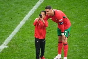 Ο μικρός εισβολέας που έβγαλε selfie με τον Ρονάλντο αποκαλύπτει: «Είπα στον μπαμπά μου πως πάω τουαλέτα»