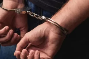 Συνελήφθη 23χρονος με ένταλμα για απόπειρα ανθρωποκτονίας και ληστεία