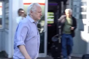 Ελεύθερος ο ιδρυτής του WikiLeaks