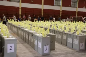 Τα 8 χρώματα ψηφοδελτίων και οι ώρες ψηφοφορίας