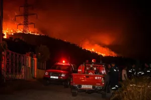 Ελλάδα: Νύχτα αγωνίας στην Ηλεία – Μάχη με τις φλόγες σε οκτώ πύρινα μέτωπα