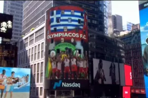 Ο Ολυμπιακός στον εμβληματικό πύργο του Nasdaq στην Times Square της Νέας Υόρκης!