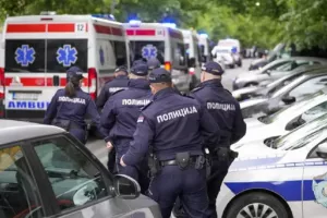 Νεκρός άνδρας που επιτέθηκε με τόξο σε αστυνομικό μπροστά από την πρεσβεία του Ισραήλ στο Βελιγράδι