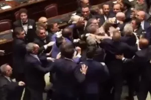 ΞΥΛΟ στην ιταλική Βουλή! (Βίντεο)