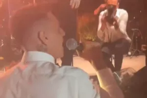 Χατζηγιοβάνης: Έπιασε το μικρόφωνο, τραγούδησε και έπειτα χόρεψε ζεϊμπέκικο στον γάμο του