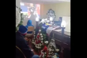 Viral βίντεο με φιλάθλους να παρακολουθούν Κόπα Αμέρικα κατά τη διάρκεια κηδείας!