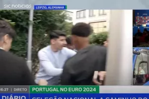 Euro 2024:Δημοσιογράφος πλακώθηκε με νεαρούς σε ζωντανή μετάδοση