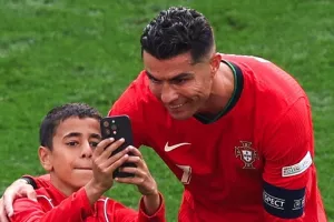 (BINTEO) Από την τουαλέτα… βρέθηκε στο γήπεδο για selfie με τον Κριστιανό ο πιτσιρικάς!  