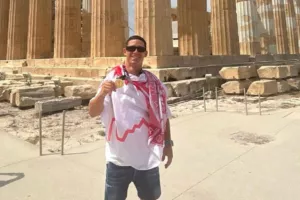 Ο Ποντένσε ανέβηκε στον Παρθενώνα με το μετάλλιο και τη σημαία των ερυθρόλευκων