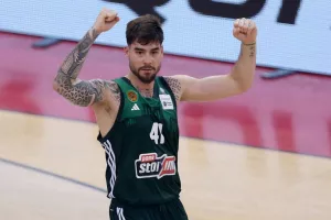 Η συγκινητική αφιέρωση του Χουάντσο στα παπούτσια του για τον Πάρη Δερμάνη