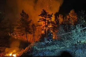 Οριοθετήθηκε η Πυρκαγιά στον Φαρμακά – Σοβαρό το ενδεχόμενο αναζωπυρώσεων