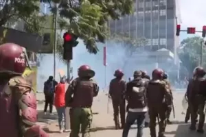 Χάος στην Κένυα: Διαδηλωτές εισέβαλαν στο κοινοβούλιο, στις φλόγες μέρος του κτιρίου - Άνοιξε πυρ η αστυνομία