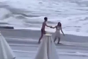 Ρωσία: Η στιγμή που κύματα παρασύρουν 20χρονη σε παραλία στο Σότσι - Δεν την έχουν βρει