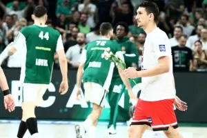 Άφησαν λευκά τριαντάφυλλα στη θέση του Πάρη Δερμάνη οι παίκτες του Ολυμπιακού!