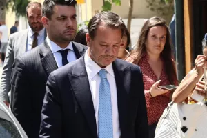 Οδηγείται ενώπιον εισαγγελέα ο Λύτρας: «Δεν θα έβαζα να απειλήσουν τη γυναίκα μου»