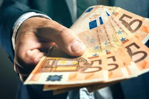 Αυτοί είναι οι μισθοί όσων εκλεγούν – Από €563 έως €18.500 τον μήνα