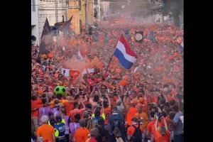 (BINTEO) Βάφτηκε "πορτοκαλί" η Λειψία, χιλιάδες Ολλανδοί στους δρόμους