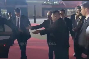 Απίθανο βίντεο: Πούτιν και Κιμ Γιονγκ Ουν «τσακώνονται» για το ποιος θα μπει πρώτος στο αμάξι 