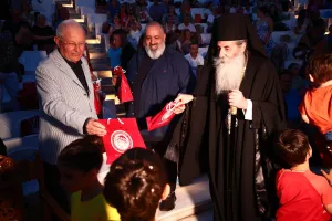 Ο Ολυμπιακός δίπλα στην Μητρόπολη Πειραιά
