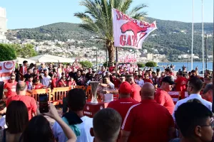 Ολυμπιακός: Χαμός και στην Σάμο για τα ευρωπαϊκά τρόπαια 