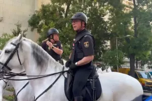 Ο πατέρας του Καρβαχάλ συνόδευσε την παρέλαση ως έφιππος αστυνομικός