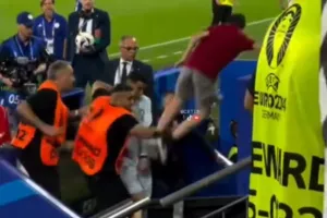 Οπαδός πήδηξε από την εξέδρα κατά πάνω του Ρονάλντο! (βίντεο)