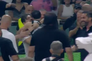  (ΒΙΝΤΕΟ) Η αγκαλιά του Σλούκα με τον Γιαννακόπουλο
