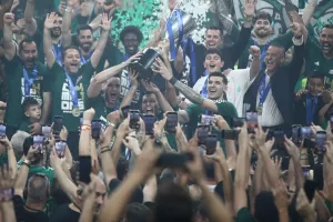 (BINTEO) Η απονομή του τροπαίου στον Παναθηναϊκό