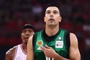 Έδειξε το τριφύλλι και τα… άκουσε από τον κόσμο του Ολυμπιακού