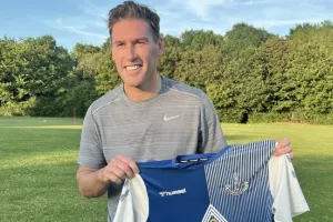 Ένας record-man στην... 11η κατηγορία: Ο Γκάρεθ Μπάρι ξανά στο ποδόσφαιρο!