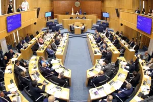 Οι καταθέσεις, τα ακίνητα, τα αυτοκίνητα και τα χρέη των 56 Βουλευτών