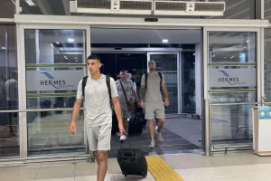 Η αποστολή της Πάφου στο αεροδρόμιο (Φώτος)