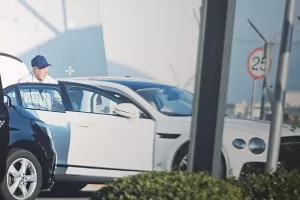 Μία lady για ένα SIR. H BENTLEY Cyprus μετέφερε τον Sir Tom Jones στην Κύπρο