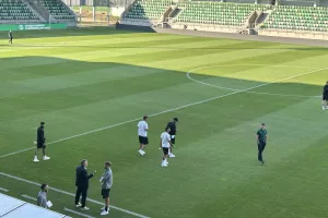 (ΦΩΤΟΣ Kerkida) Η άφιξη της ΑΕΚ στο Paksi Stadium