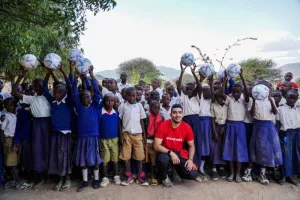 Μπάλες από την ΚΟΠ στην Τανζανία μέσω της ActionAid και του διαιτητή Ανδρέα Τσαμπαλά