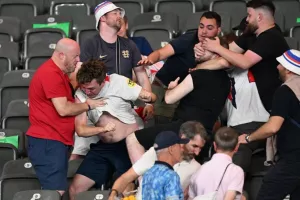 Άγγλοι οπαδοί πλακώθηκαν μεταξύ τους στη διάρκεια του τελικού