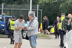 Αναχώρηση, αυτόγραφα και... αεροδρόμιο (Φώτος)